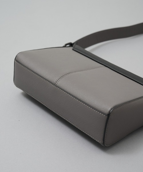 UNITED TOKYO（ユナイテッドトウキョウ）の「【大好評再入荷!!】Saffiano Leather Shoulder Bag　｜防水性/軽量/長さ調整可能/大人気/ショルダー/横長/ギフト/耐久性/防汚性/ドリンク収納可（ショルダーバッグ・メンズ・ライトグレー/ブラック/ブラウン/ダークグレー・FREE）」の22枚目の写真