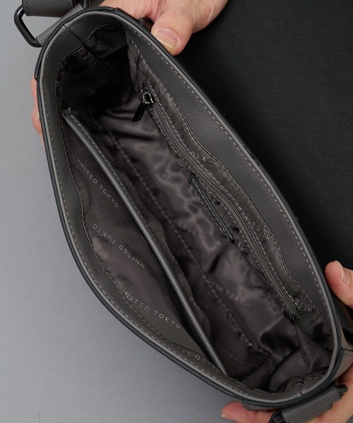 UNITED TOKYO（ユナイテッドトウキョウ）の「【大好評再入荷!!】Saffiano Leather Shoulder Bag　｜防水性/軽量/長さ調整可能/大人気/ショルダー/横長/ギフト/耐久性/防汚性/ドリンク収納可（ショルダーバッグ・メンズ・ブラック/ライトグレー/ブラウン/ダークグレー・FREE）」の22枚目の写真