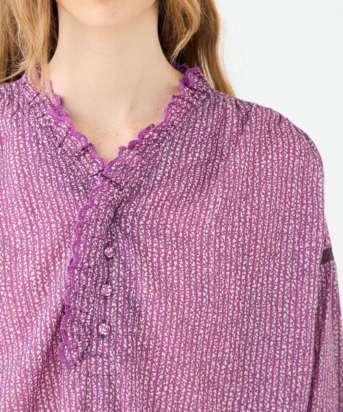 SOULEIADO（ソレイアード）の「コットンレーヨンプリント スタンドフリルブラウス（シャツ/ブラウス・レディース・パープル系その他/イエロー系その他2・36）」の7枚目の写真