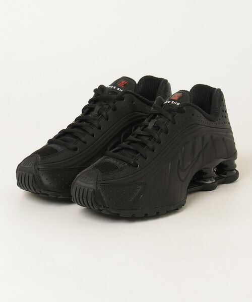 NIKE(ナイキ)の「NIKE W SHOX R4 ナイキ ウィメンズ ショックス R4(スニーカー・レディース・ブラック×ピンク/ブラック・29cm/28cm/27cm/23.5cm/24cm/24.5cm/25cm/25.5cm)」の2枚目の写真