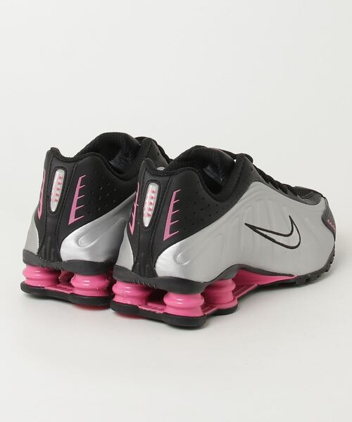 NIKE(ナイキ)の「NIKE W SHOX R4 ナイキ ウィメンズ ショックス R4(スニーカー・レディース・ブラック×ピンク/ブラック・29cm/28cm/27cm/23.5cm/24cm/24.5cm/25cm/25.5cm)」の3枚目の写真