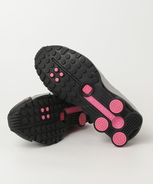NIKE(ナイキ)の「NIKE W SHOX R4 ナイキ ウィメンズ ショックス R4(スニーカー・レディース・ブラック×ピンク/ブラック・29cm/28cm/27cm/23.5cm/24cm/24.5cm/25cm/25.5cm)」の4枚目の写真