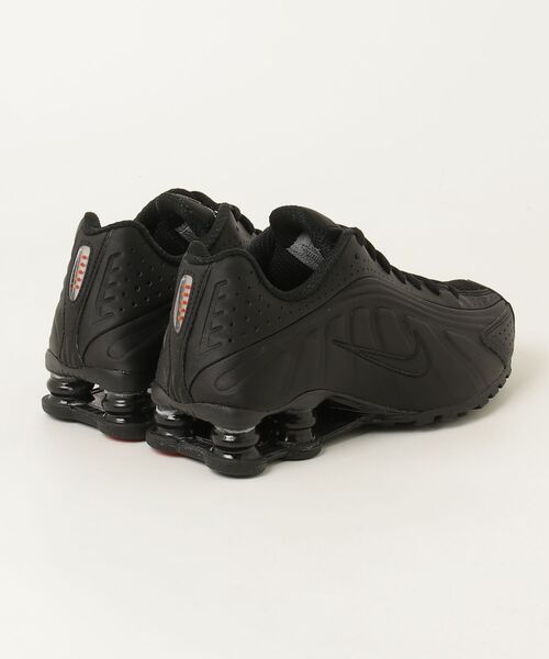 NIKE(ナイキ)の「NIKE W SHOX R4 ナイキ ウィメンズ ショックス R4(スニーカー・レディース・ブラック×ピンク/ブラック・29cm/28cm/27cm/23.5cm/24cm/24.5cm/25cm/25.5cm)」の6枚目の写真