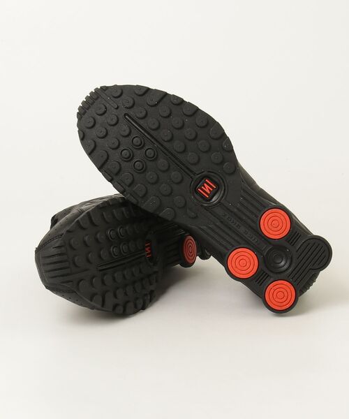 NIKE(ナイキ)の「NIKE W SHOX R4 ナイキ ウィメンズ ショックス R4(スニーカー・レディース・ブラック×ピンク/ブラック・29cm/28cm/27cm/23.5cm/24cm/24.5cm/25cm/25.5cm)」の5枚目の写真