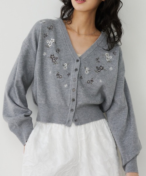 Unitage(ユニテージ)の「小花柄刺繍Vネックカーディガン(カーディガン/ボレロ・レディース・アイボリー/グレー・FREE)」の2枚目の写真