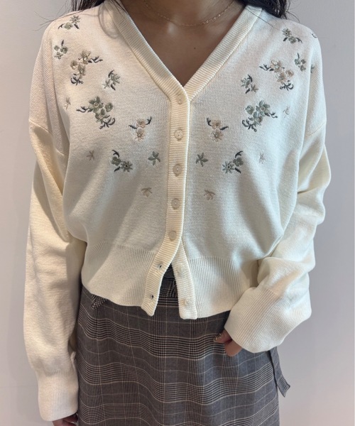 Unitage(ユニテージ)の「小花柄刺繍Vネックカーディガン(カーディガン/ボレロ・レディース・アイボリー/グレー・FREE)」の3枚目の写真