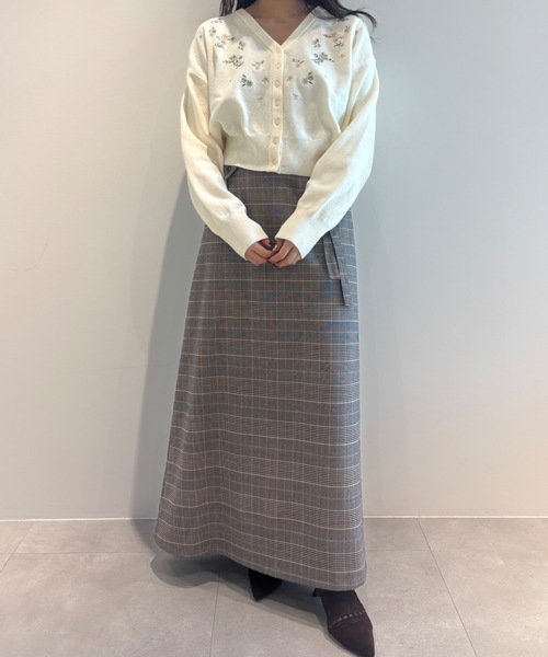 Unitage(ユニテージ)の「小花柄刺繍Vネックカーディガン(カーディガン/ボレロ・レディース・アイボリー/グレー・FREE)」の4枚目の写真