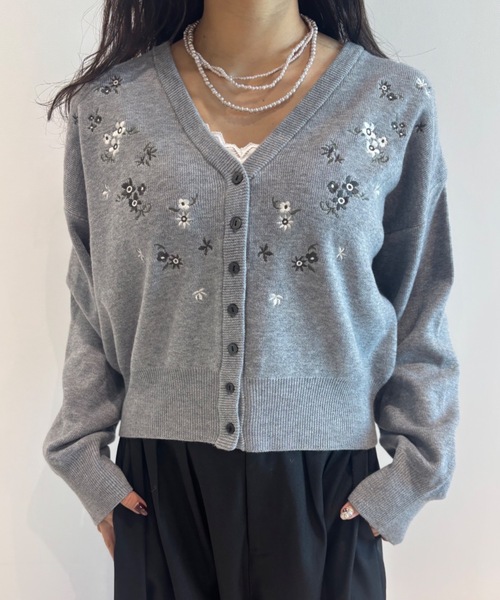 Unitage(ユニテージ)の「小花柄刺繍Vネックカーディガン(カーディガン/ボレロ・レディース・アイボリー/グレー・FREE)」の5枚目の写真