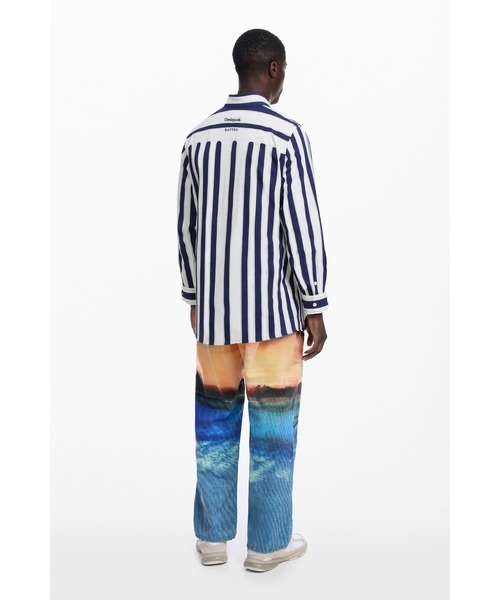 Desigual（デシグアル）の「【Desigual×BOTTER】オーバーサイズストライプシャツ（シャツ/ブラウス・メンズ・ブルー・S/M/L/XL）」の4枚目の写真