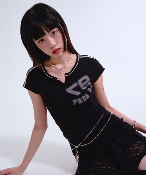 PRENDA(プレンダ)の「97PDC ロゴ レースネック Tシャツ ブラック(Tシャツ/カットソー・レディース・その他・FREE)」の1枚目の写真