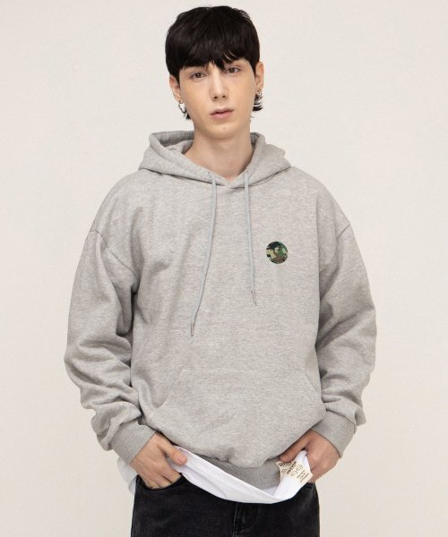 GRAVER（グレーバー）の「[UNISEX]スモールカモドットスマイルフードティー_グレー（パーカー・レディース・グレー・MEDIUM/LARGE/SMALL）」の2枚目の写真