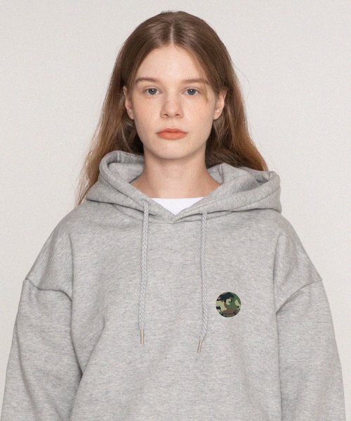 GRAVER（グレーバー）の「[UNISEX]スモールカモドットスマイルフードティー_グレー（パーカー・レディース・グレー・MEDIUM/LARGE/SMALL）」の3枚目の写真