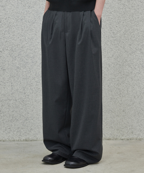 GLW(ジーエルダブリュ)の「ツータックワイドストライプスラックスチャコール(スラックス・レディース・その他・LARGE/SMALL/MEDIUM)」の1枚目の写真