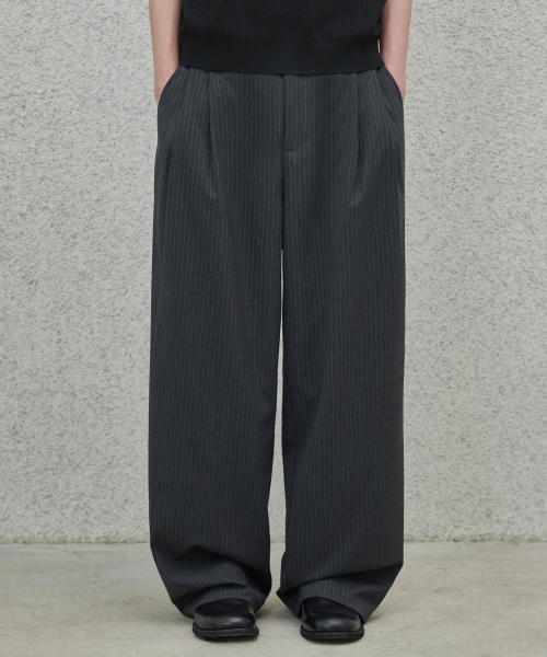 GLW(ジーエルダブリュ)の「ツータックワイドストライプスラックスチャコール(スラックス・レディース・その他・LARGE/SMALL/MEDIUM)」の2枚目の写真