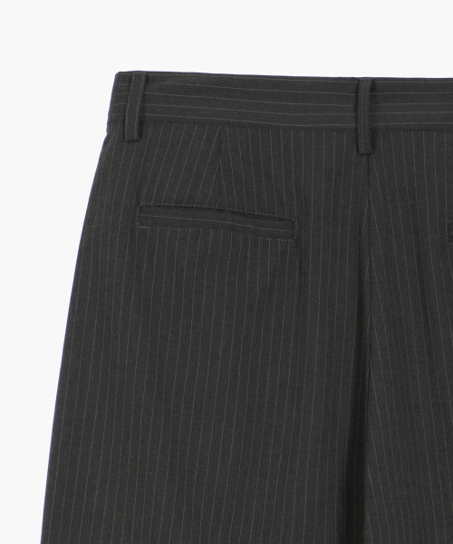 GLW(ジーエルダブリュ)の「ツータックワイドストライプスラックスチャコール(スラックス・レディース・その他・LARGE/SMALL/MEDIUM)」の12枚目の写真