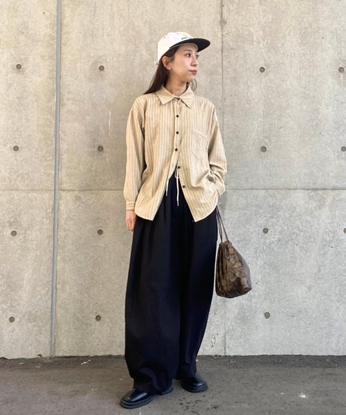 ISOOK（アイスー）の「ショールセットストライプシャツ(kiharu select) / レギュラーカラー 長袖 カーディガン オフィスカジュアル 2点セット アイボリー ベージュ（シャツ/ブラウス・レディース・アイボリー/ベージュ・FREE）」の2枚目の写真