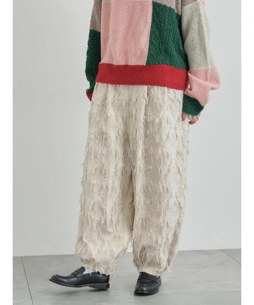 TSUHARU by Samansa Mos2（ツハルバイサマンサモスモス）の「フラワー柄カットジャカードパンツ（その他パンツ・レディース・ベージュ/ブラック・F）」の2枚目の写真