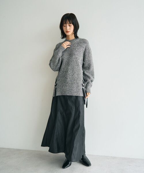 YECCA VECCA(イェッカヴェッカ)の「レースアップニット(ニット/セーター・レディース・杢グレー/レッド/ベージュ・FREE)」の4枚目の写真