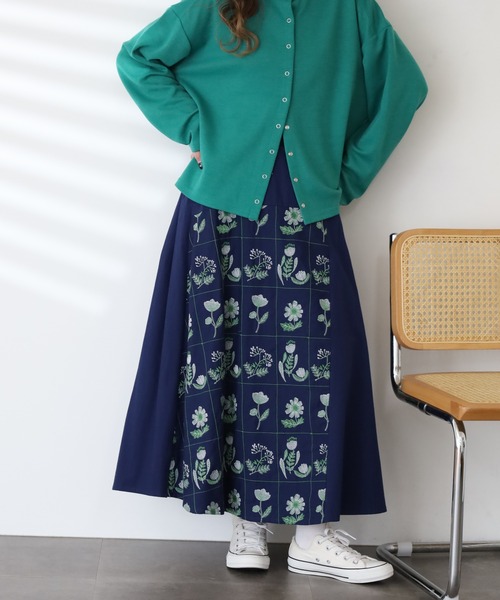 Emago(イマゴ)の「EMAGO お花とライン刺繍スカート(スカート・レディース・アイボリー/ネイビー・FREE)」の4枚目の写真