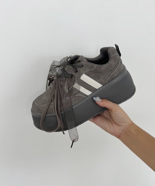 one after another NICE CLAUP（ワンアフターアナザーナイスクラップ）の「オーガンジーリボンカスタムスニーカー（スニーカー・レディース・チャコールグレー/ホワイト・S/M/L）」の6枚目の写真