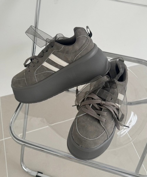 one after another NICE CLAUP（ワンアフターアナザーナイスクラップ）の「オーガンジーリボンカスタムスニーカー（スニーカー・レディース・チャコールグレー/ホワイト・S/M/L）」の7枚目の写真