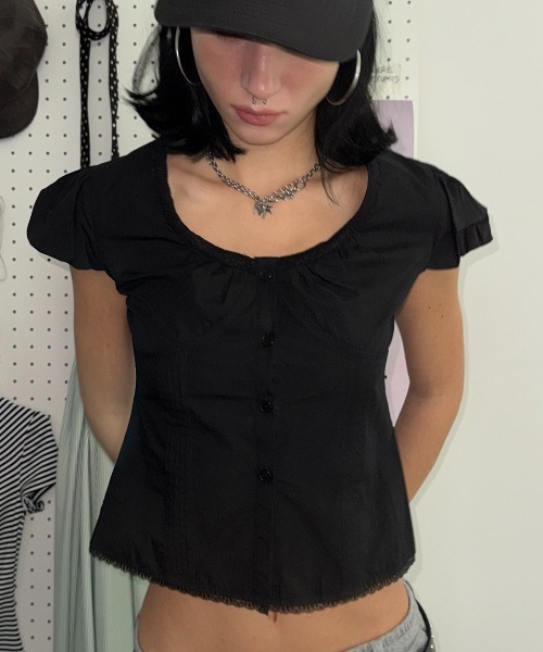 SHAGGIE（シャギー）の「カーヴィーパフスリーブコルセットボタントップス（Tシャツ/カットソー・レディース・ホワイト/ブラック/チャコールグレー・FREE）」の2枚目の写真