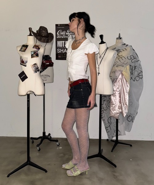 SHAGGIE（シャギー）の「カーヴィーパフスリーブコルセットボタントップス（Tシャツ/カットソー・レディース・ホワイト/ブラック/チャコールグレー・FREE）」の7枚目の写真