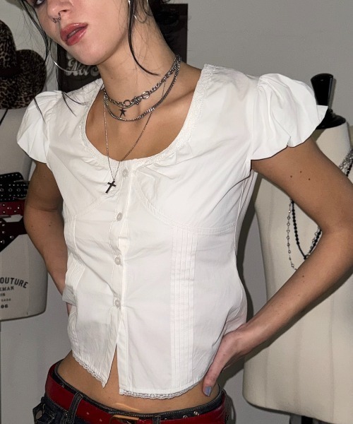 SHAGGIE（シャギー）の「カーヴィーパフスリーブコルセットボタントップス（Tシャツ/カットソー・レディース・ホワイト/ブラック/チャコールグレー・FREE）」の4枚目の写真