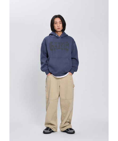 GAINSBORO(ゲインズボロ)の「ゴシックロゴフードパーカー_パープル(パーカー・メンズ・パープル・S/M/L/XL)」の3枚目の写真