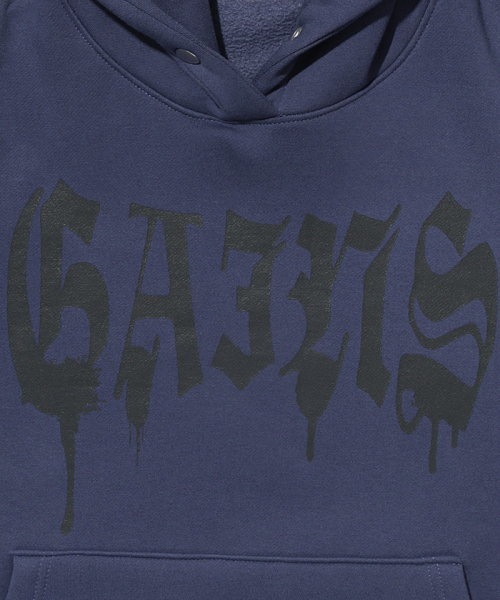 GAINSBORO(ゲインズボロ)の「ゴシックロゴフードパーカー_パープル(パーカー・メンズ・パープル・S/M/L/XL)」の5枚目の写真