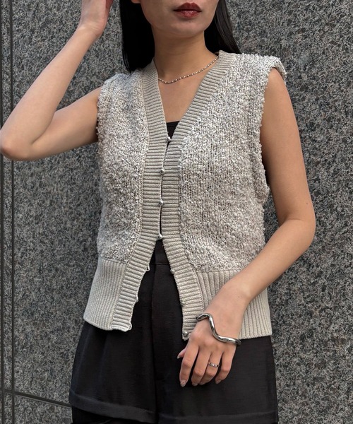 &g'aime(アンジェム)の「【&g'aime 】ツイードライクラメニットベスト Tweed Style Lame Knit Vest(ベスト・レディース・ブラック/チャコールグレー/グレイッシュベージュ・FREE)」の1枚目の写真