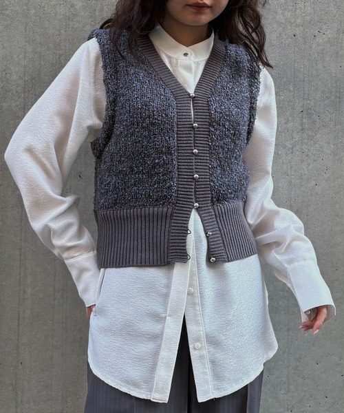 &g'aime(アンジェム)の「【&g'aime 】ツイードライクラメニットベスト Tweed Style Lame Knit Vest(ベスト・レディース・ブラック/チャコールグレー/グレイッシュベージュ・FREE)」の3枚目の写真
