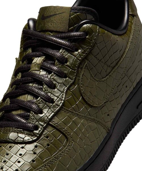 NIKE(ナイキ)の「ナイキ エア フォース 1 '07 プレミアム メンズシューズ / Nike Air Force 1 '07 Premium Men's Shoes IQ3370-325 Cargo Khaki(スニーカー・メンズ・カーキオリーブ・24.5/24/30/29.5/29/28.5/28/27.5/27/26.5/26/25.5/25)」の10枚目の写真