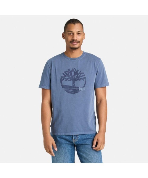 Timberland(ティンバーランド)の「ガーメント ダイ ロゴ グラフィック 半袖 Tシャツ メンズ(Tシャツ/カットソー・メンズ・ダークブルー・MEDIUM/LARGE/XX-LARGE/X-LARGE)」の1枚目の写真
