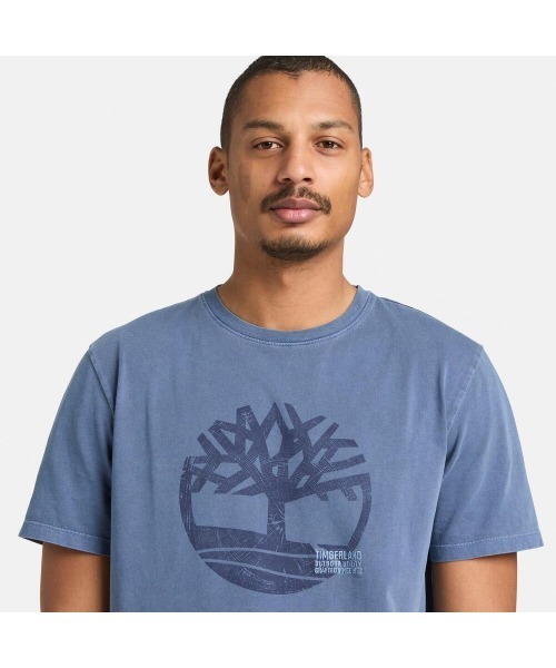 Timberland(ティンバーランド)の「ガーメント ダイ ロゴ グラフィック 半袖 Tシャツ メンズ(Tシャツ/カットソー・メンズ・ダークブルー・MEDIUM/LARGE/XX-LARGE/X-LARGE)」の3枚目の写真