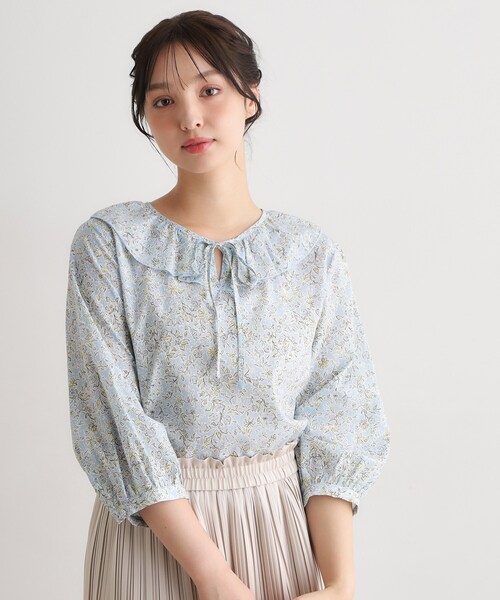 LAURA ASHLEY(ローラアシュレイ)の「【7分袖/洗える/同柄アイテムあり】ハービー フィールド柄 ブラウス(シャツ/ブラウス・レディース・ブルー系5/ライトオレンジ系1・40/38)」の2枚目の写真