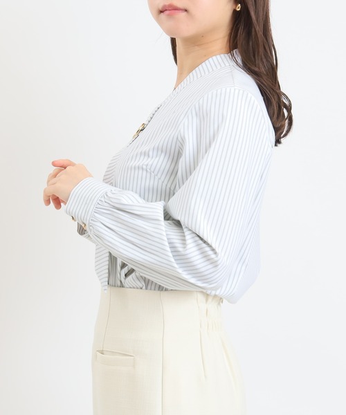 ASTORIA ODIER（アストリアオディール）の「ストライプ金具付ボウタイブラウス（シャツ/ブラウス・レディース・ホワイト/イエロー/ブルー・MEDIUM）」の13枚目の写真