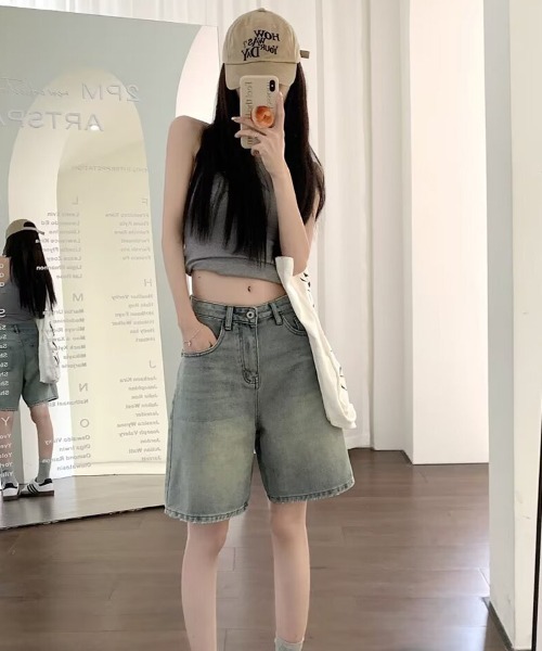 mielu(ミエル)の「ハイウエストデニムハーフパンツ 春夏《5分丈/ショート/レディース/ワイド/ウォッシュ加工》(デニムパンツ・レディース・ブルー/ライトブルー・MEDIUM/LARGE)」の6枚目の写真
