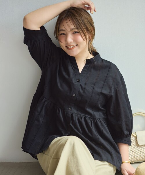UNFILO(アンフィーロ)の「【野呂佳代さん着用】ペプラム ギャザーブラウス(シャツ/ブラウス・レディース・レッド系/ホワイト系/ブラック系/黄土色系/スカイブルー系/サックスブルー系1/ベージュ系1・X-LARGE)」の3枚目の写真