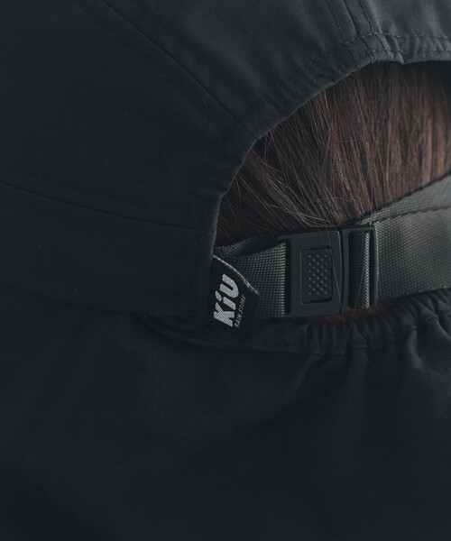 KiU（キウ）の「KiU×FREAK'S STORE/キウ×フリークスストア 別注 遮熱 撥水キャップ UV95カット（キャップ・メンズ・ベージュ/ブラック・ONE SIZE）」の17枚目の写真