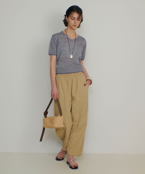 qualite(カリテ)の「【接触冷感・透湿・撥水・UVカット】ナイロンタスランパラシュートパンツ セットアップ対応 夏服 春服 きれいめ カーブパンツ(その他パンツ・レディース・チャコールグレー/ベージュ・38/36)」の5枚目の写真