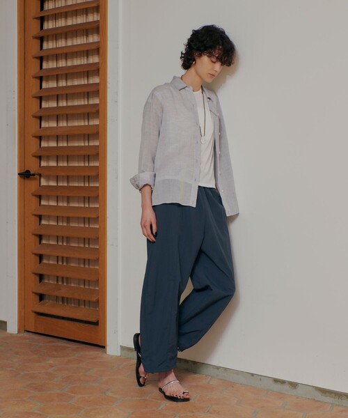 qualite(カリテ)の「【接触冷感・透湿・撥水・UVカット】ナイロンタスランパラシュートパンツ セットアップ対応 夏服 春服 きれいめ カーブパンツ(その他パンツ・レディース・チャコールグレー/ベージュ・38/36)」の7枚目の写真