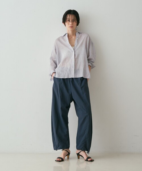 qualite(カリテ)の「【接触冷感・透湿・撥水・UVカット】ナイロンタスランパラシュートパンツ セットアップ対応 夏服 春服 きれいめ カーブパンツ(その他パンツ・レディース・チャコールグレー/ベージュ・38/36)」の8枚目の写真
