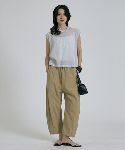 qualite(カリテ)の「【接触冷感・透湿・撥水・UVカット】ナイロンタスランパラシュートパンツ セットアップ対応 夏服 春服 きれいめ カーブパンツ(その他パンツ・レディース・チャコールグレー/ベージュ・38/36)」の15枚目の写真