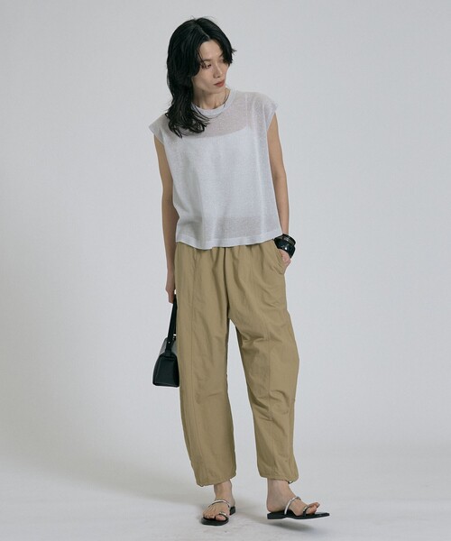 qualite(カリテ)の「【接触冷感・透湿・撥水・UVカット】ナイロンタスランパラシュートパンツ セットアップ対応 夏服 春服 きれいめ カーブパンツ(その他パンツ・レディース・チャコールグレー/ベージュ・38/36)」の9枚目の写真