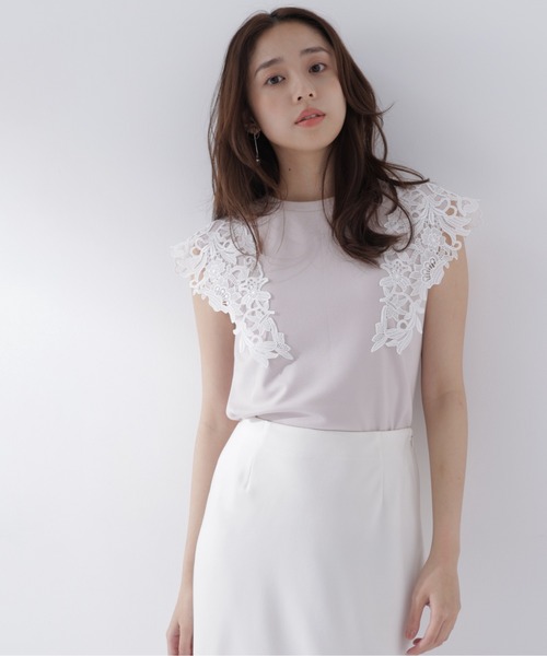NATURAL BEAUTY BASIC(ナチュラルビューティーベーシック)の「レースフレンチスリーブカットソー(Tシャツ/カットソー・レディース・オフホワイト/チャコールグレー/ベージュ・フリ-)」の1枚目の写真