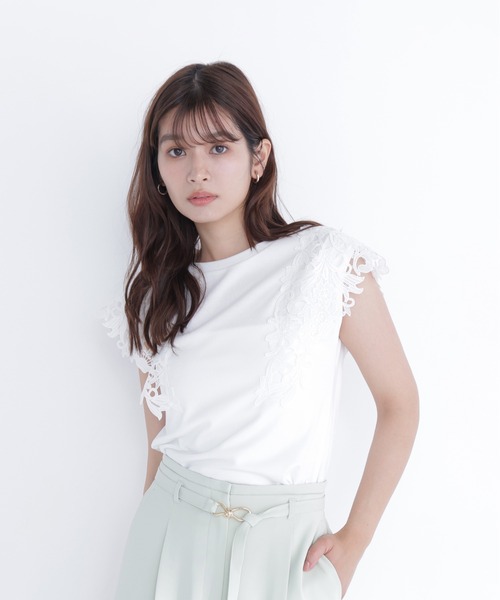 NATURAL BEAUTY BASIC(ナチュラルビューティーベーシック)の「レースフレンチスリーブカットソー(Tシャツ/カットソー・レディース・オフホワイト/チャコールグレー/ベージュ・フリ-)」の2枚目の写真
