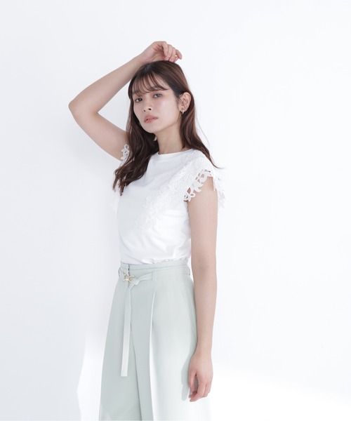 NATURAL BEAUTY BASIC(ナチュラルビューティーベーシック)の「レースフレンチスリーブカットソー(Tシャツ/カットソー・レディース・オフホワイト/チャコールグレー/ベージュ・フリ-)」の5枚目の写真