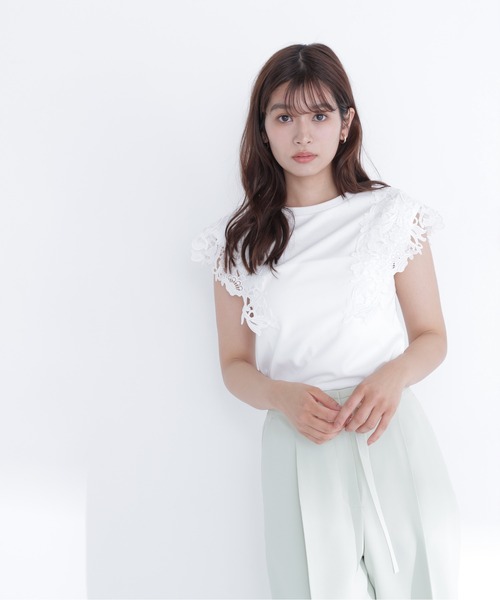 NATURAL BEAUTY BASIC(ナチュラルビューティーベーシック)の「レースフレンチスリーブカットソー(Tシャツ/カットソー・レディース・オフホワイト/チャコールグレー/ベージュ・フリ-)」の7枚目の写真
