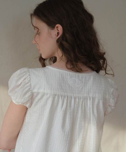OURNOSTALGIA（アワー ノスタルジア）の「Fina Check Shirring Blouse_White(O26BL01)（シャツ/ブラウス・レディース・ホワイト・FREE）」の2枚目の写真